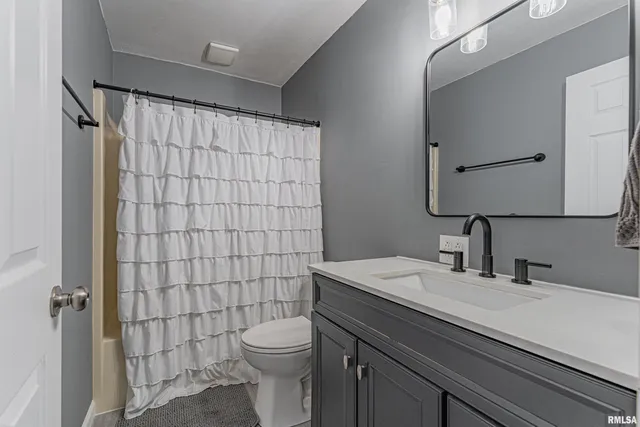 $215,000 | 811 West Monroe Street, Athens, IL 62613