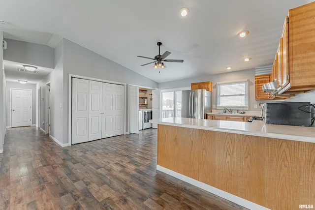 $215,000 | 811 West Monroe Street, Athens, IL 62613