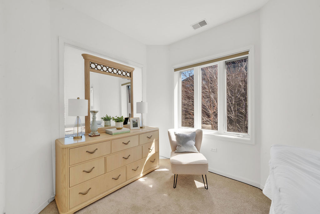 324 East 17th Street Chicago, IL 60616 - Photo 17 of 25 a room with a bed and a chair