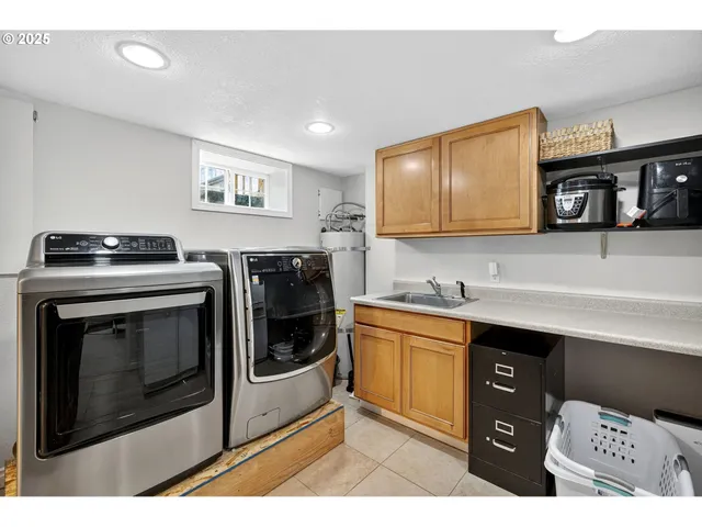 $599,900 | 318 Northeast 9th Avenue, Canby, OR 97013