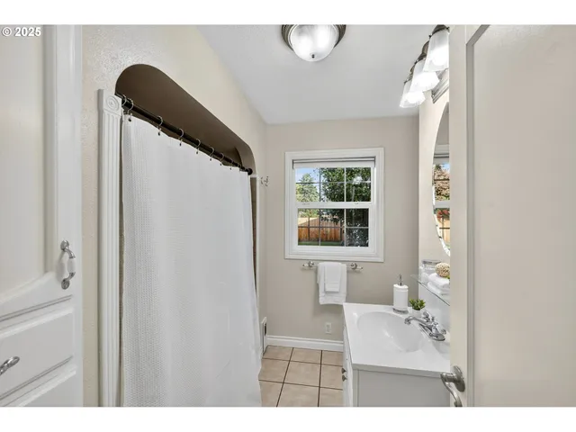 $599,900 | 318 Northeast 9th Avenue, Canby, OR 97013