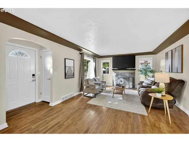 $599,900 | 318 Northeast 9th Avenue, Canby, OR 97013