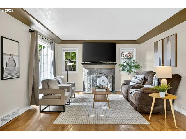 $599,900 | 318 Northeast 9th Avenue, Canby, OR 97013