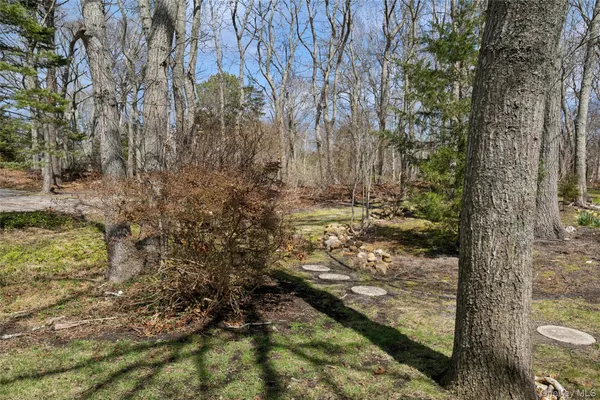 $399,000 | 6 Columbine Avenue South, Hampton Bays, NY 11946