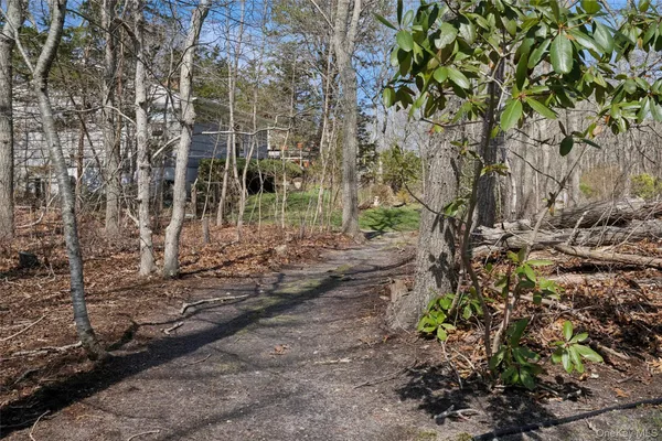 $399,000 | 6 Columbine Avenue South, Hampton Bays, NY 11946