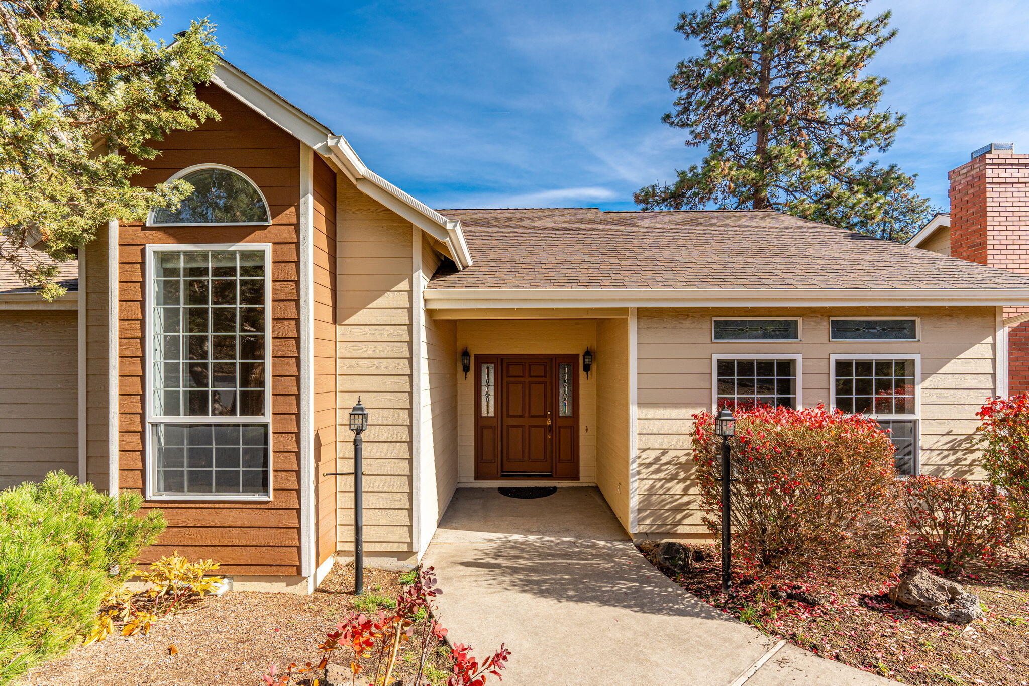 61504 Southeast Hill Ridge Road Bend, OR 97702 - Photo 2 of 70 a front view of a house with a yard