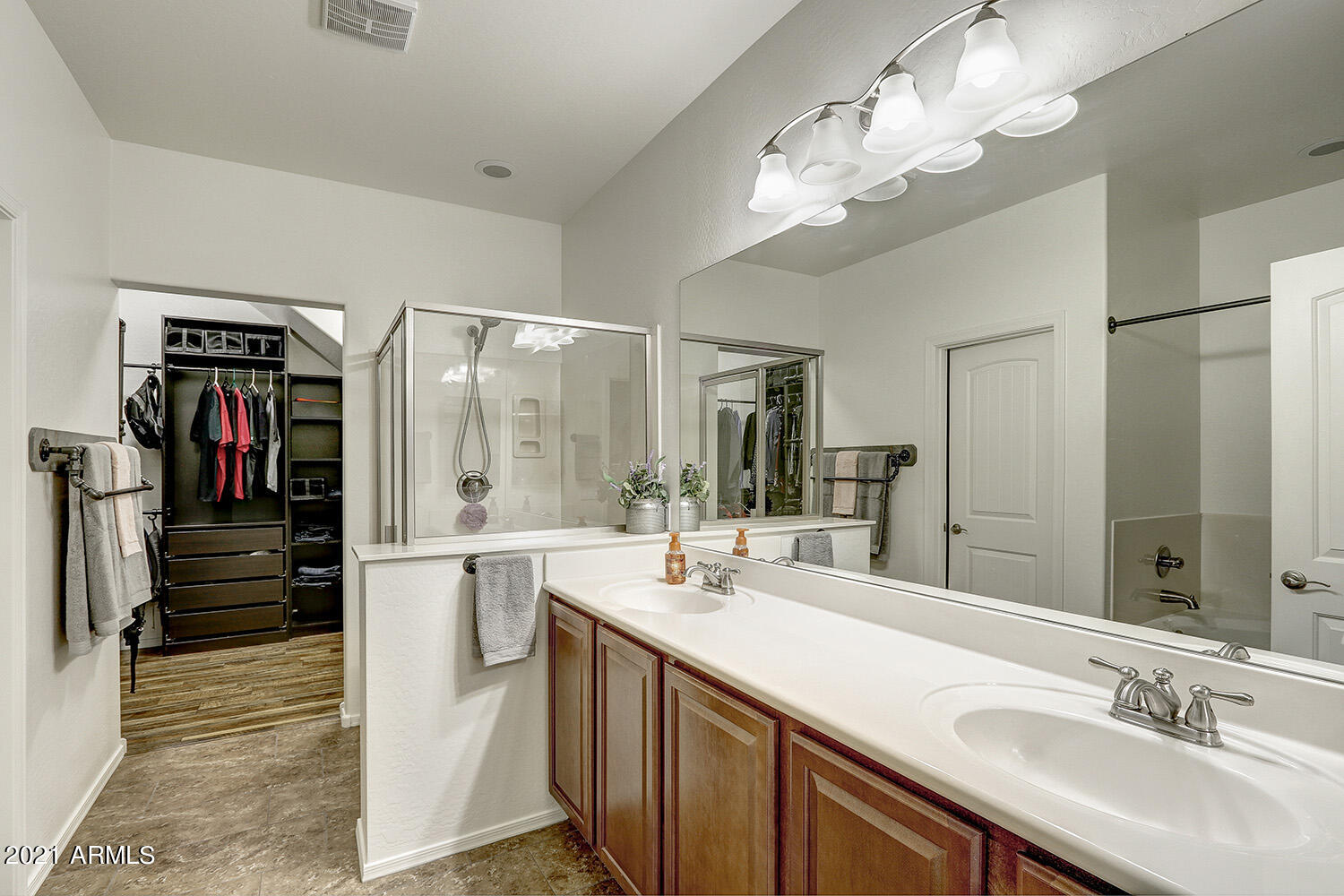 3027 East Charter Oak Road Phoenix, AZ 85032 - Photo 17 of 39 Main Bathroom