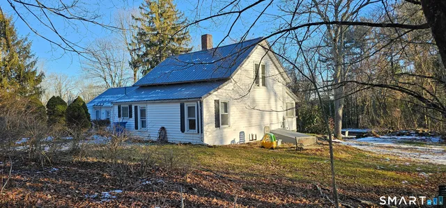 a view of a house with backyard