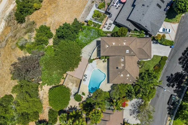 a view of a house with backyard