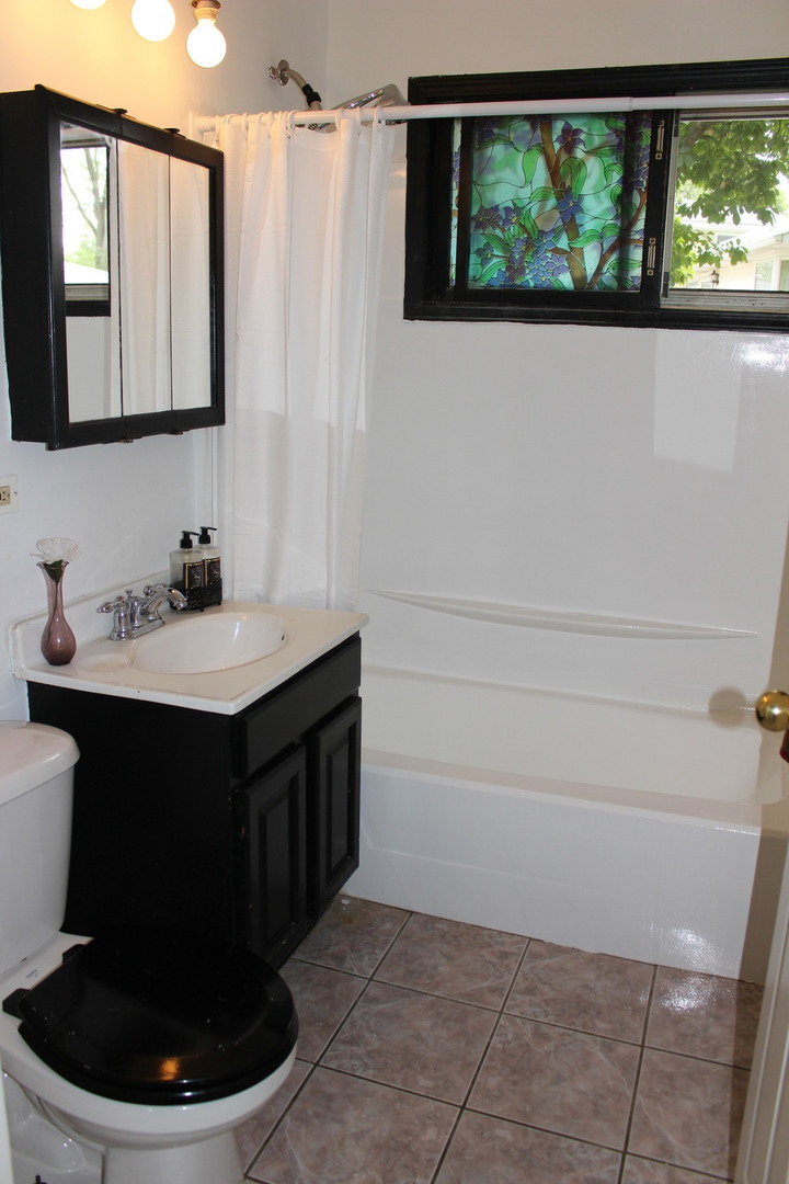 1914 Inner Cir Drive Crest Hill, IL 60403 - Photo 6 of 26 a kitchen with a sink and a mirror