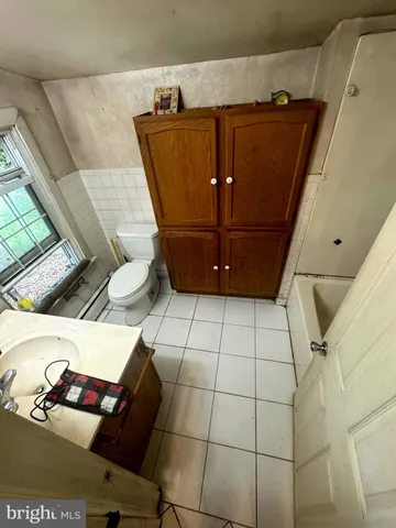 a view of empty room with window