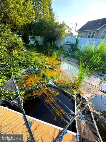 a view of yard with green space