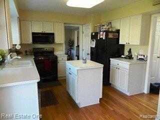 216 Saxon Court Rochester, MI 48307 - Photo 7 of 23 Kitchen