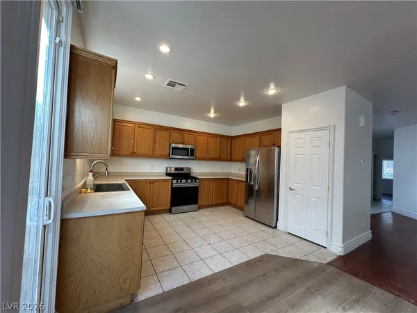 $2,100 | 9763 Waukegan Avenue, Las Vegas, NV 89148