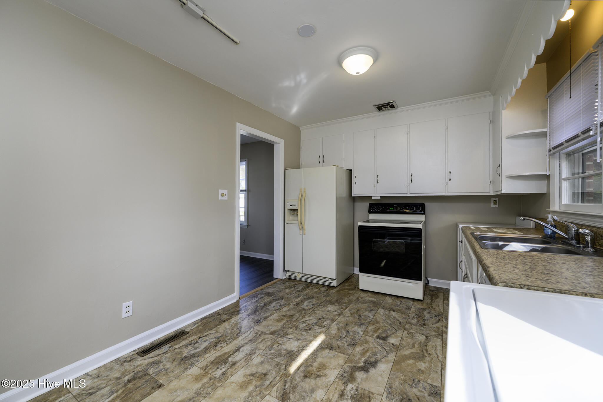 517 Ruth Avenue New Bern, NC 28560 - Photo 9 of 26 Kitchen