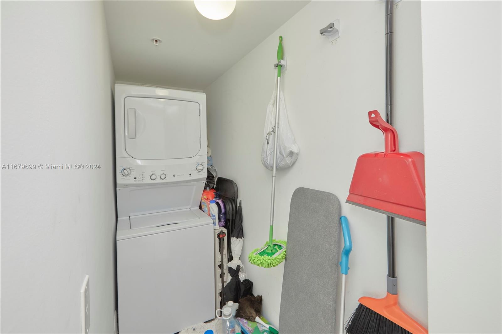 92 Southwest 3rd Street, Unit 1211 Miami, FL 33130 - Photo 16 of 17 a utility room with dryer and washer