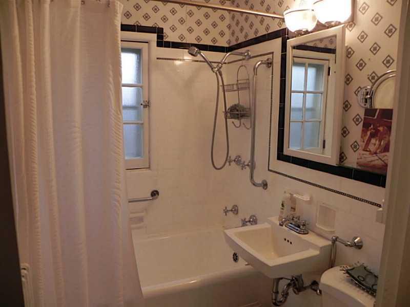 407 Olympia Road Pittsburgh, PA 15211 - Photo 10 of 25 Full Bath.