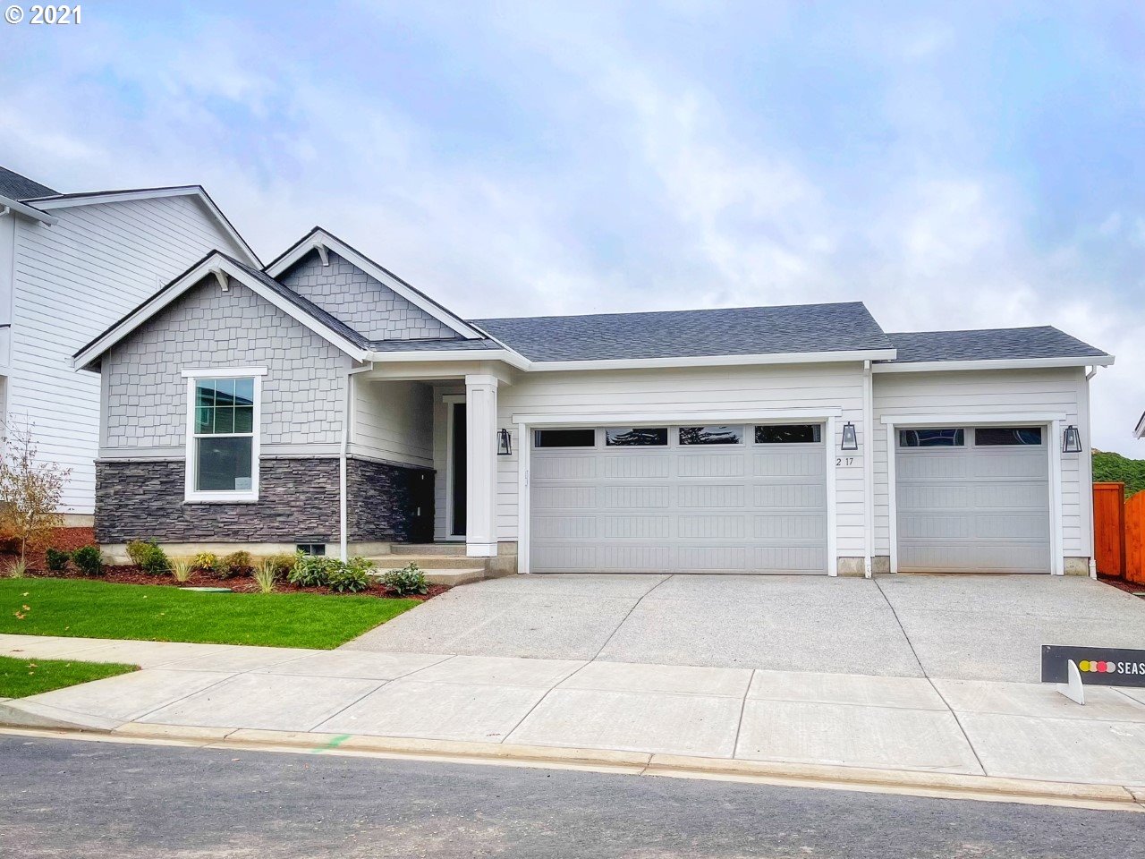 2917 North Mccanta Way Ridgefield, WA 98642 - Photo 1 of 22 a front view of a house with garage and plants