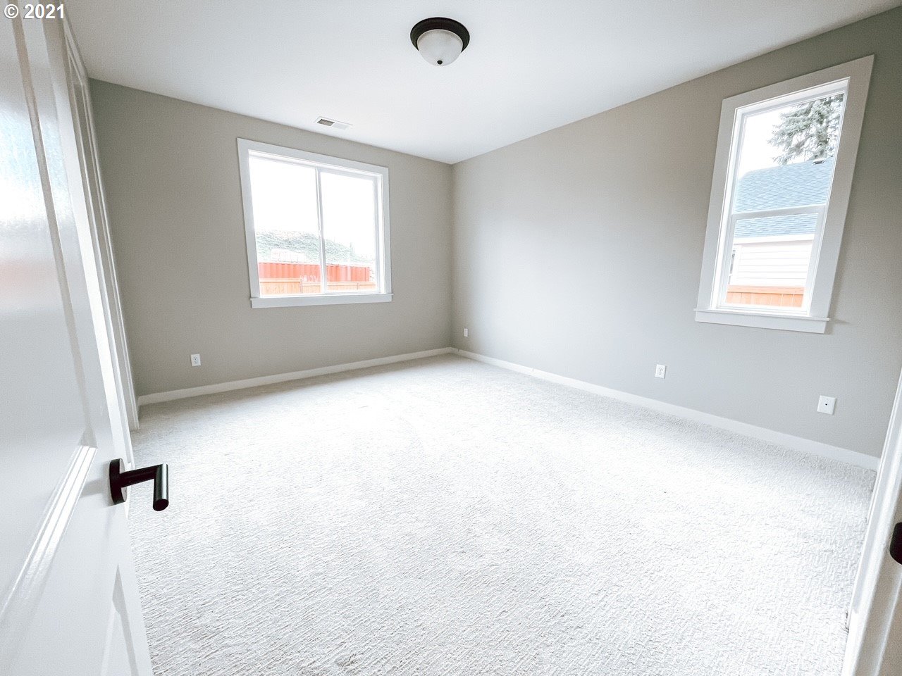 2917 North Mccanta Way Ridgefield, WA 98642 - Photo 11 of 22 an empty room with windows