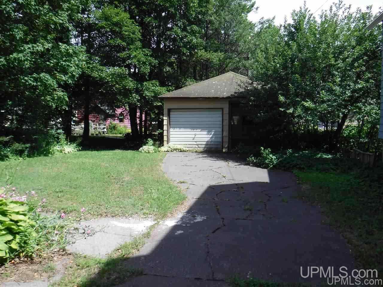332 Kearsarge Street Calumet, MI 49913 - Photo 4 of 35