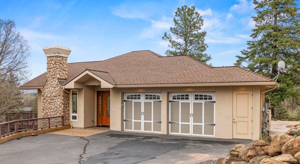 6586 Cooper's Hawk Road Klamath Falls, OR 97601 - Photo 2 of 68 a front view of a house with a garden
