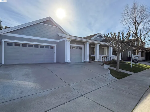a front view of house with garage and yard
