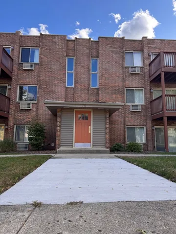 $1,525 | 717 Strom Drive, Unit 1A, West Dundee, IL 60118