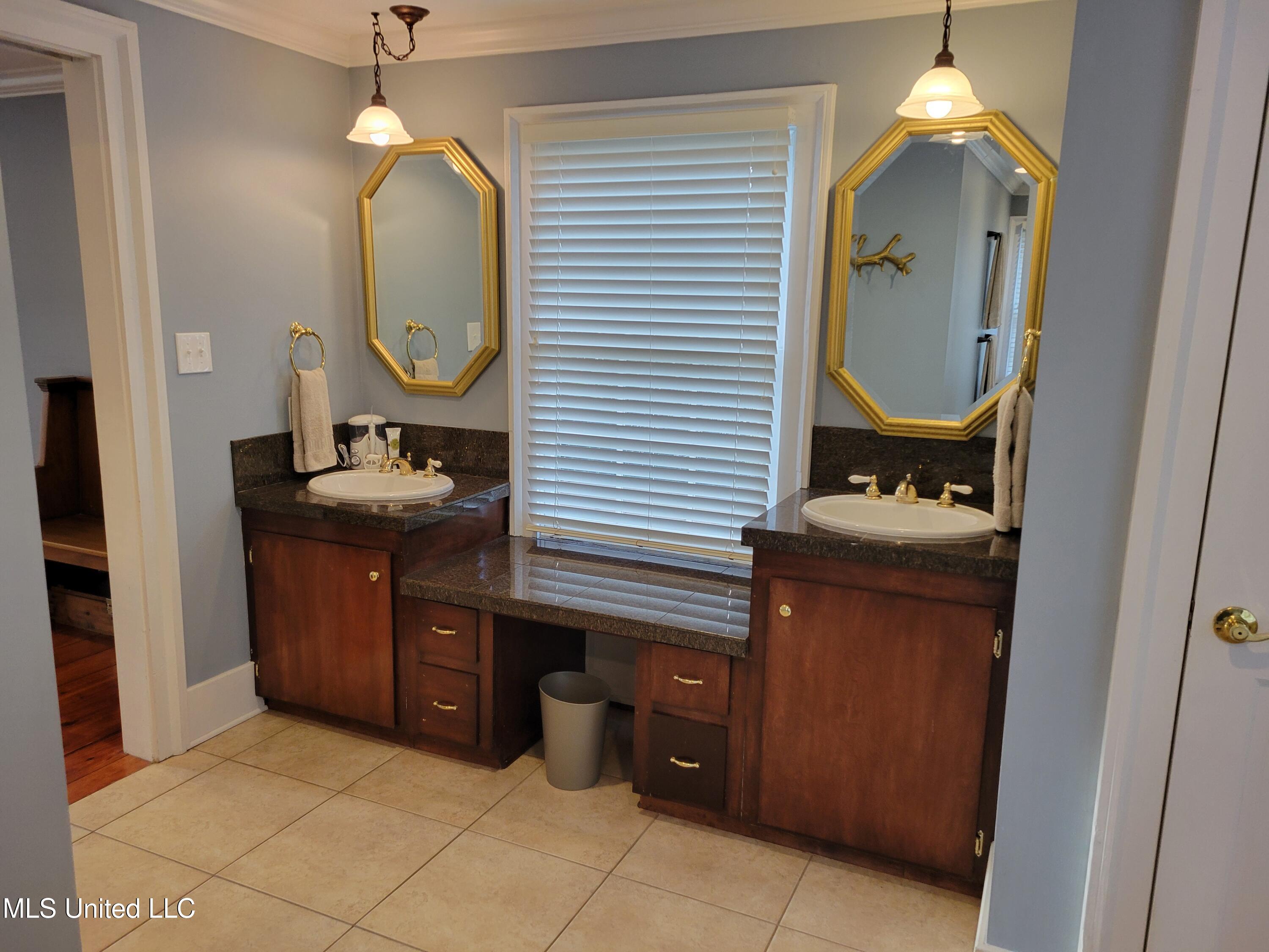 708 Orleans Street Natchez, MS 39120 - Photo 15 of 37 Primary ensuite bathroom