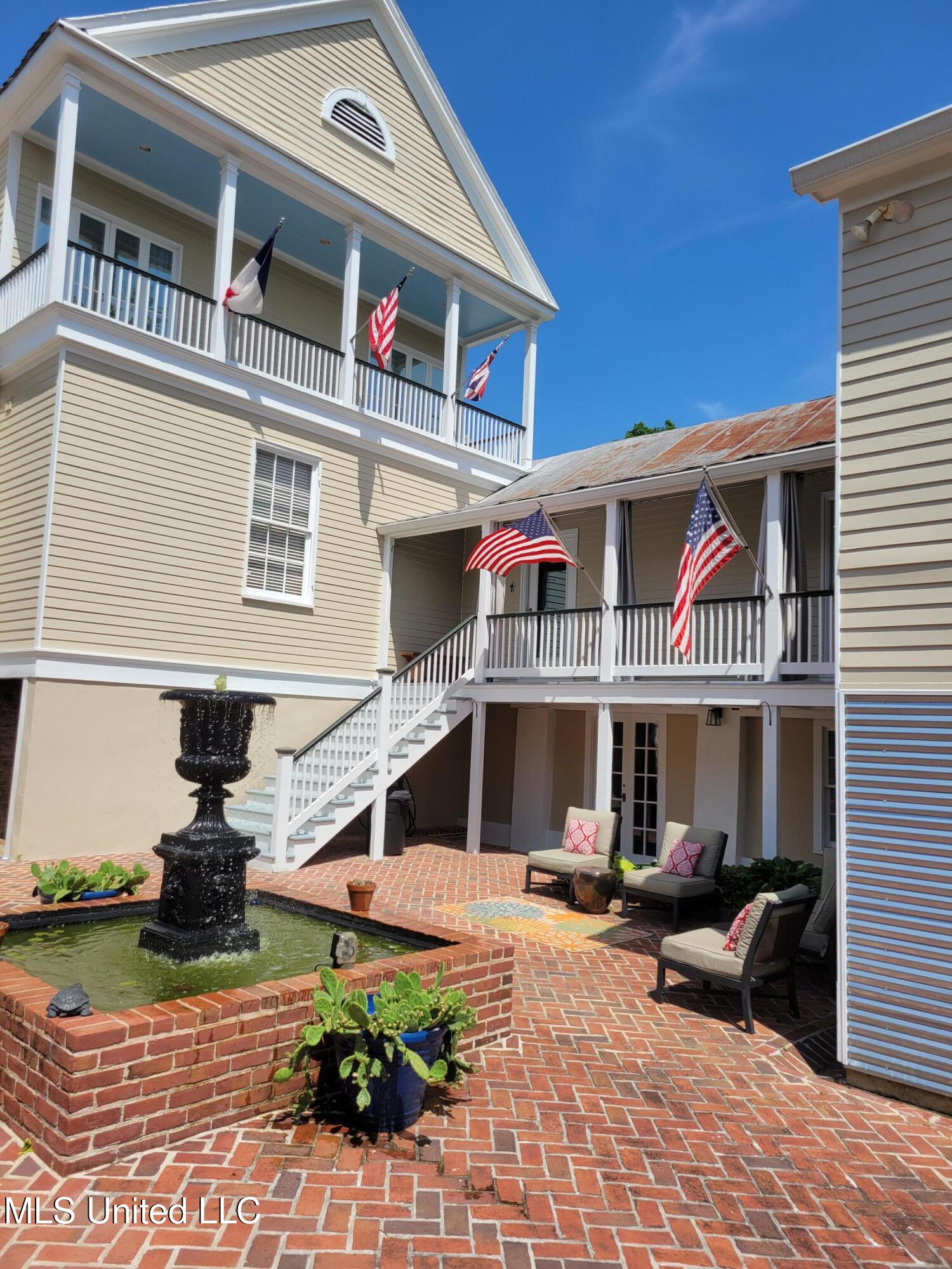 708 Orleans Street Natchez, MS 39120 - Photo 29 of 37 Courtyard