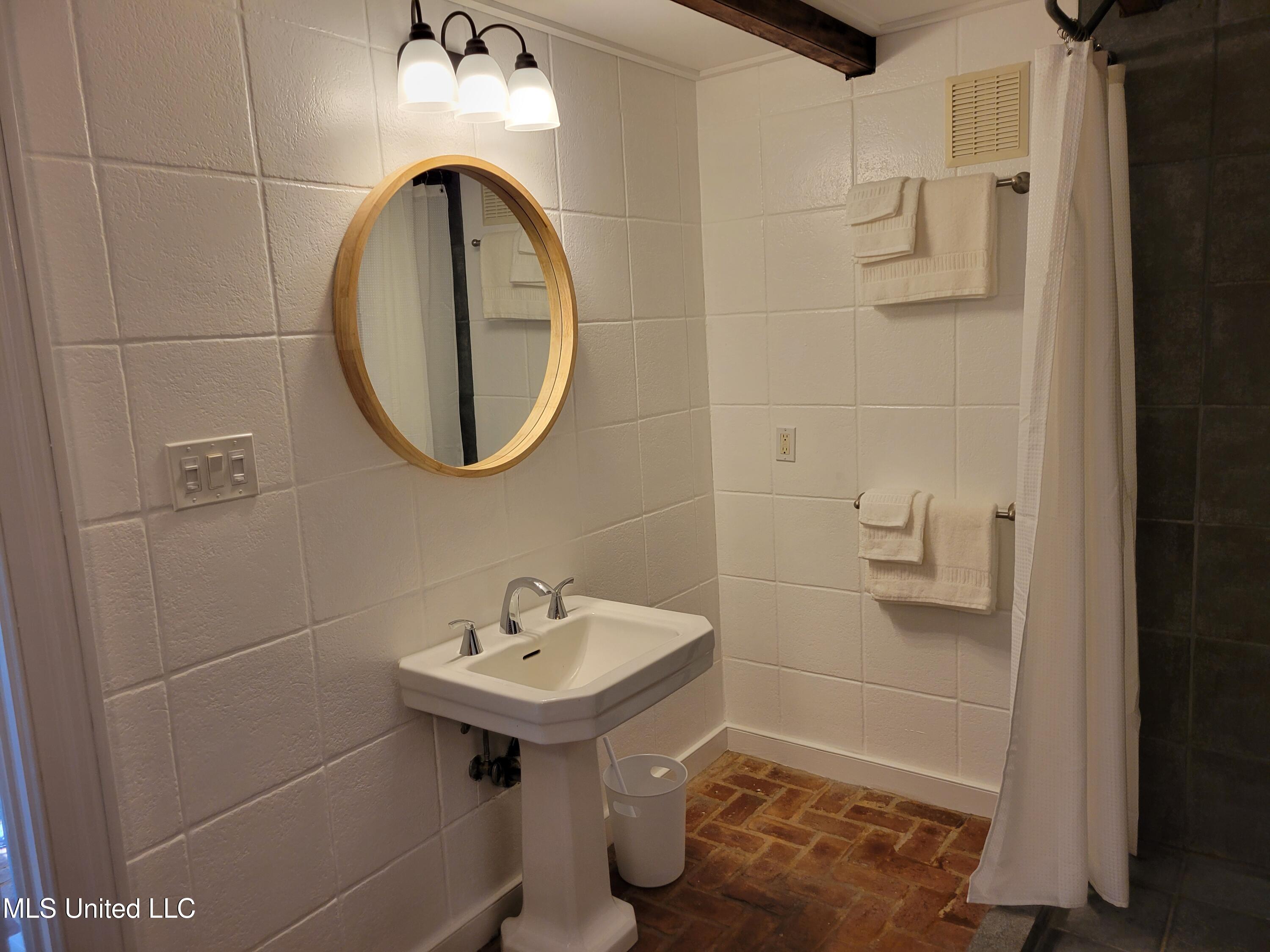 708 Orleans Street Natchez, MS 39120 - Photo 33 of 37 Private apartment bathroom