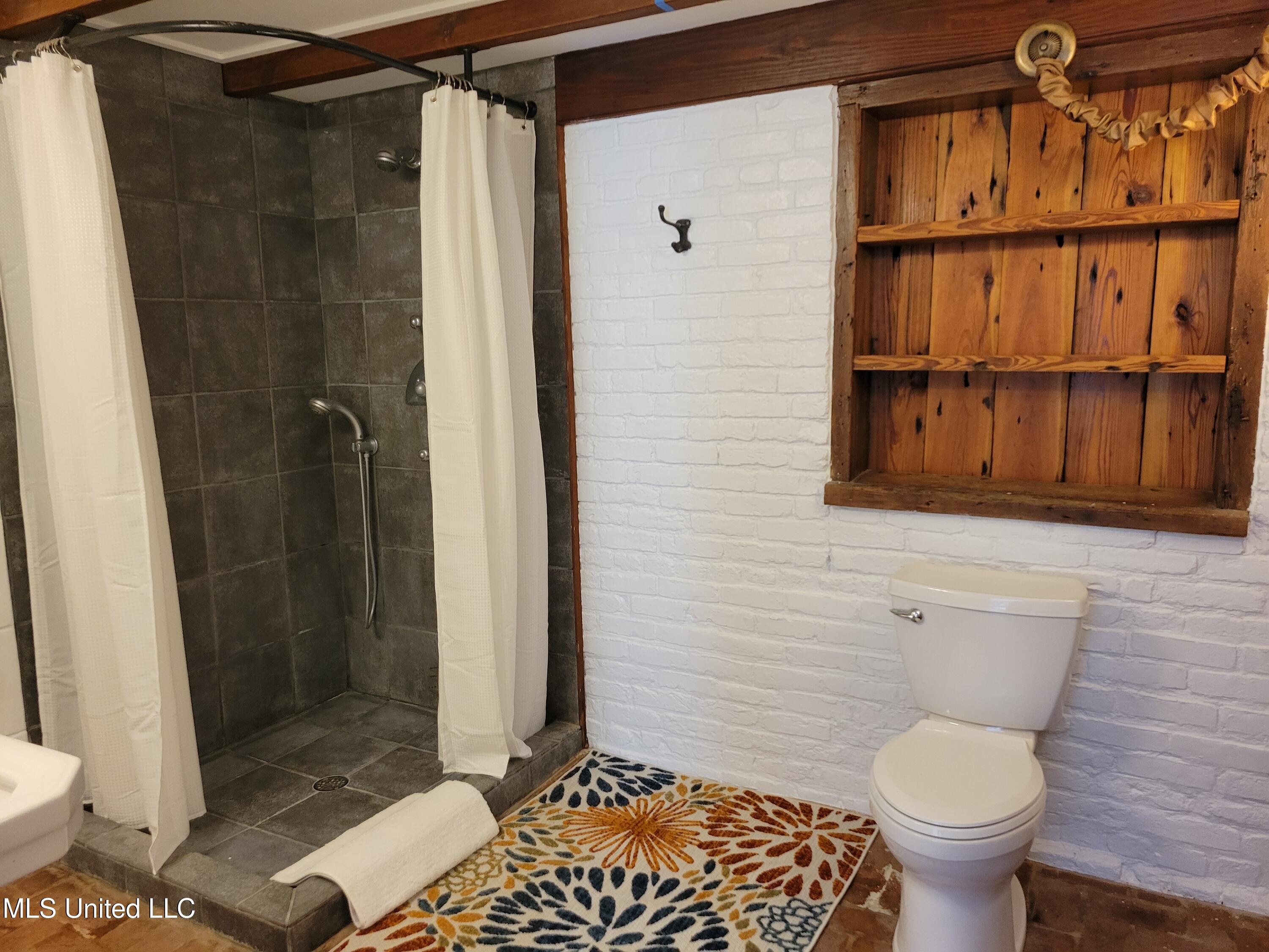 708 Orleans Street Natchez, MS 39120 - Photo 34 of 37 Private apartment bathroom