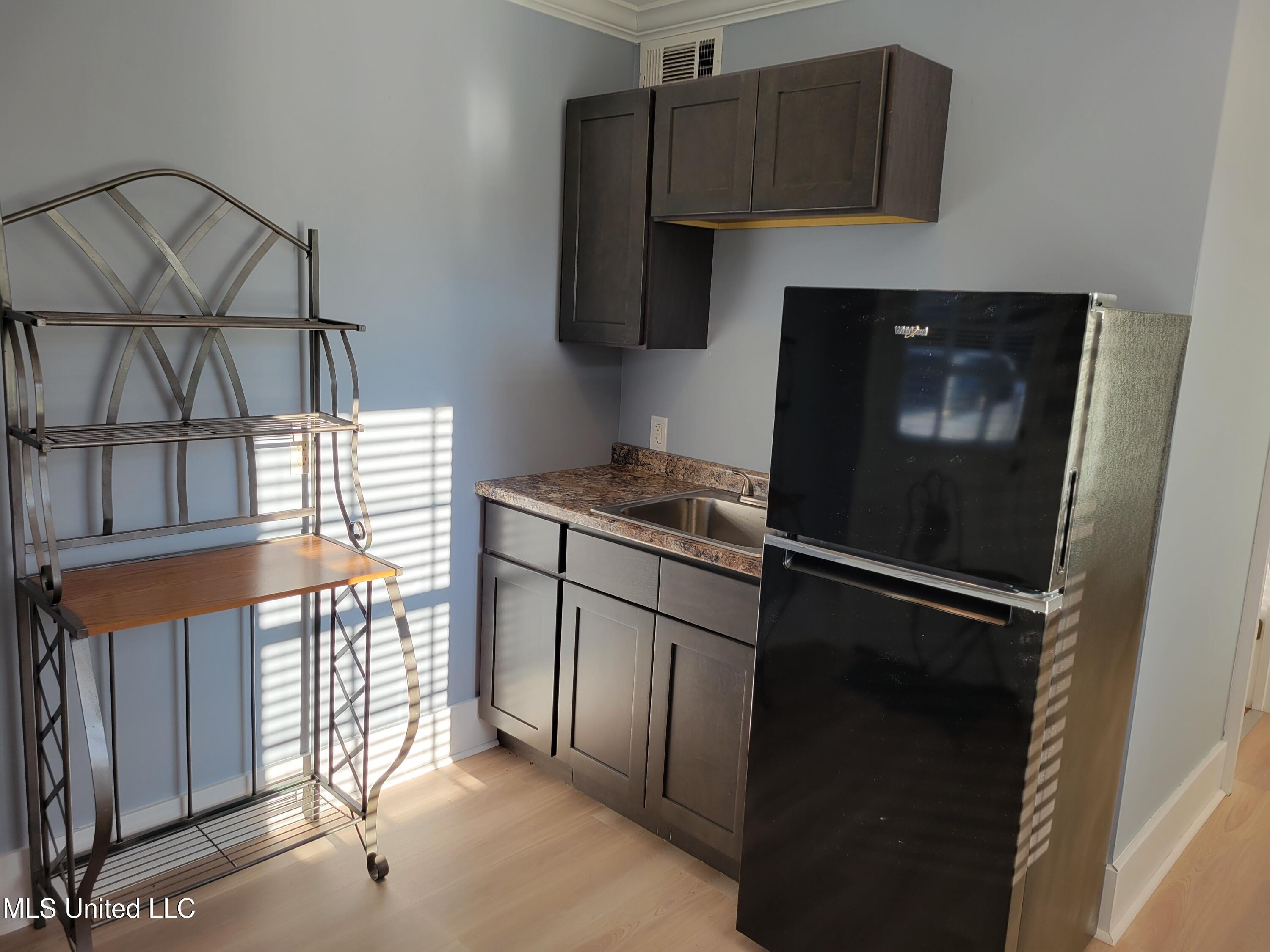 708 Orleans Street Natchez, MS 39120 - Photo 35 of 37 Private apartment - kitchenette