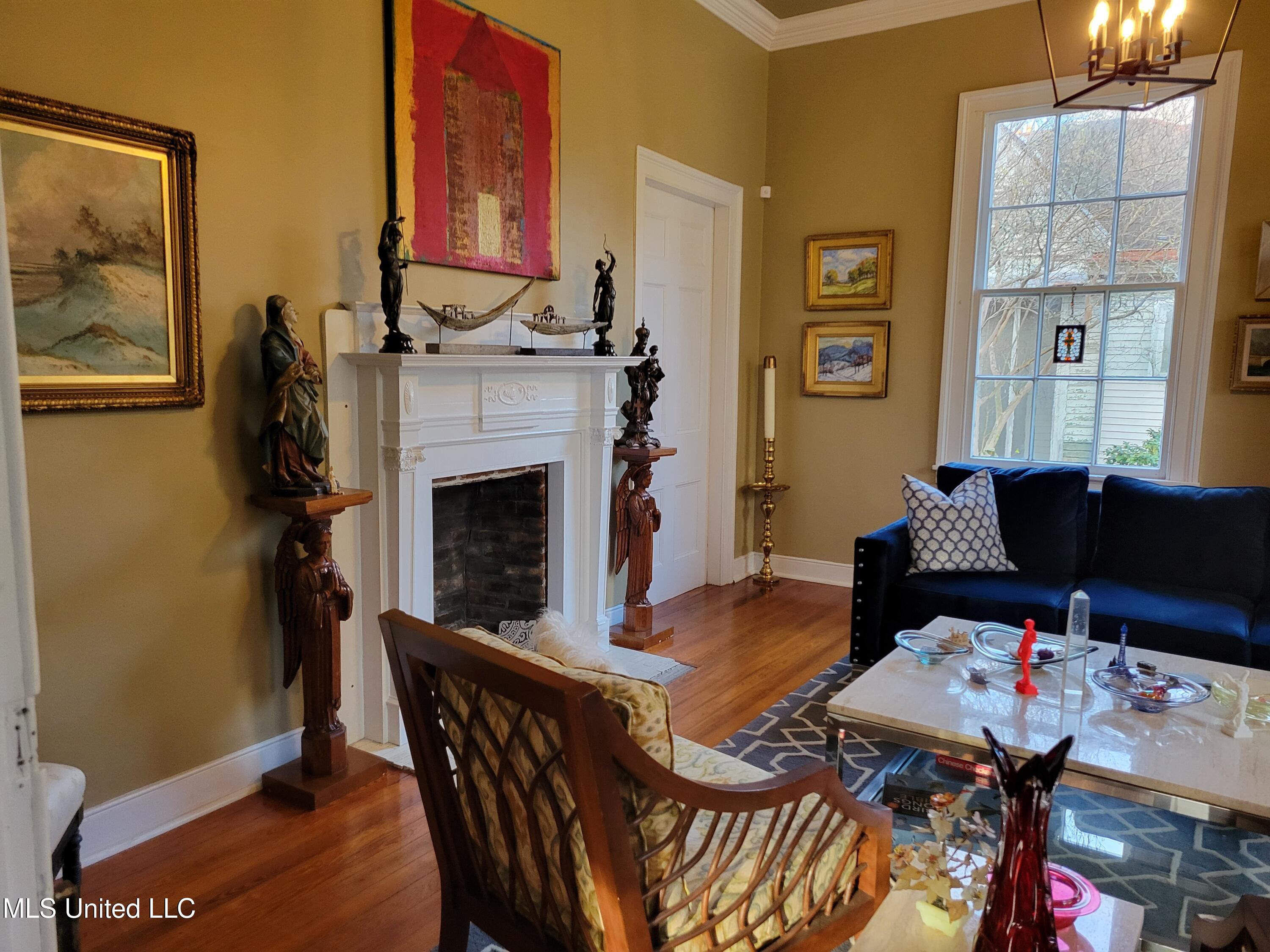 708 Orleans Street Natchez, MS 39120 - Photo 7 of 37 Living Room
