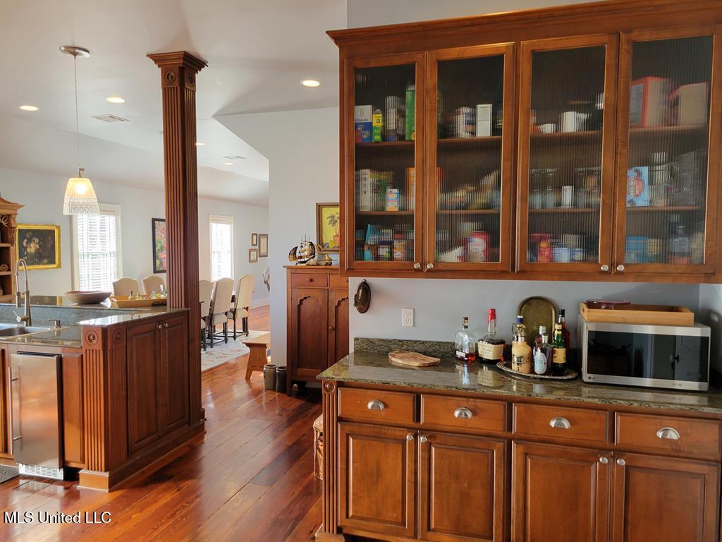 708 Orleans Street Natchez, MS 39120 - Photo 8 of 37 Kitchen granite countertops