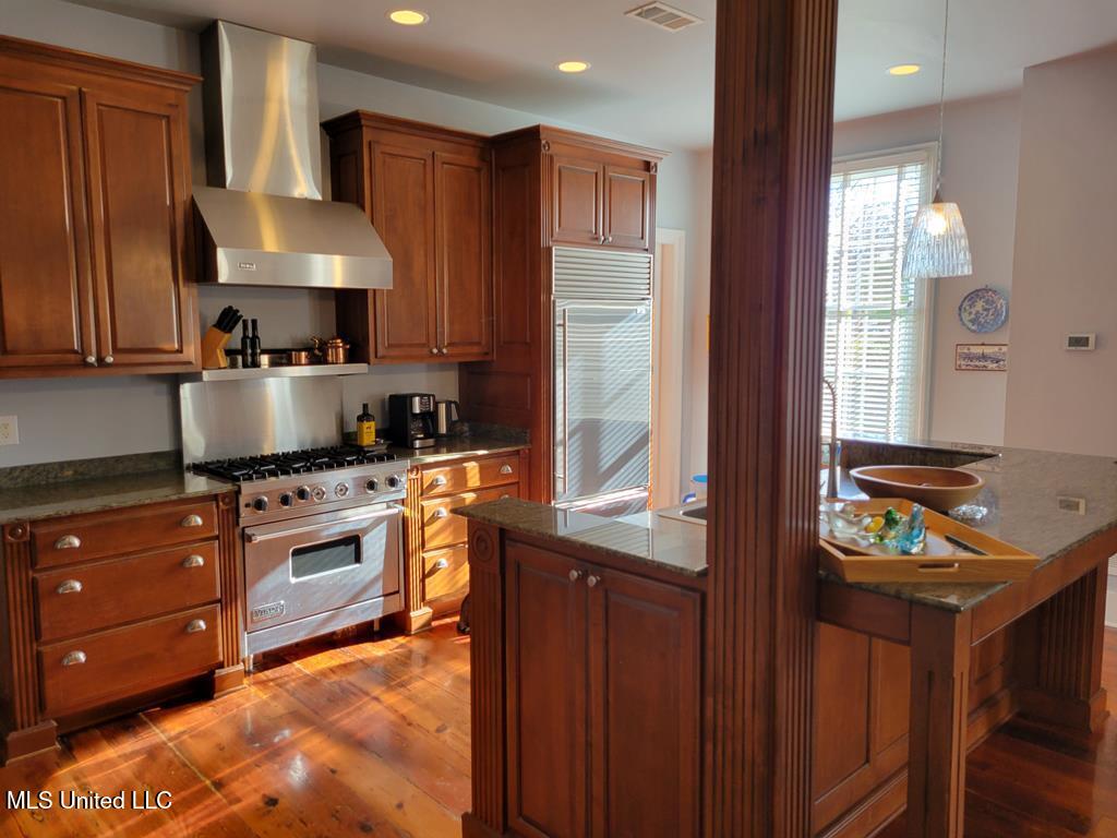708 Orleans Street Natchez, MS 39120 - Photo 10 of 37 Kitchen - Stainless appliances