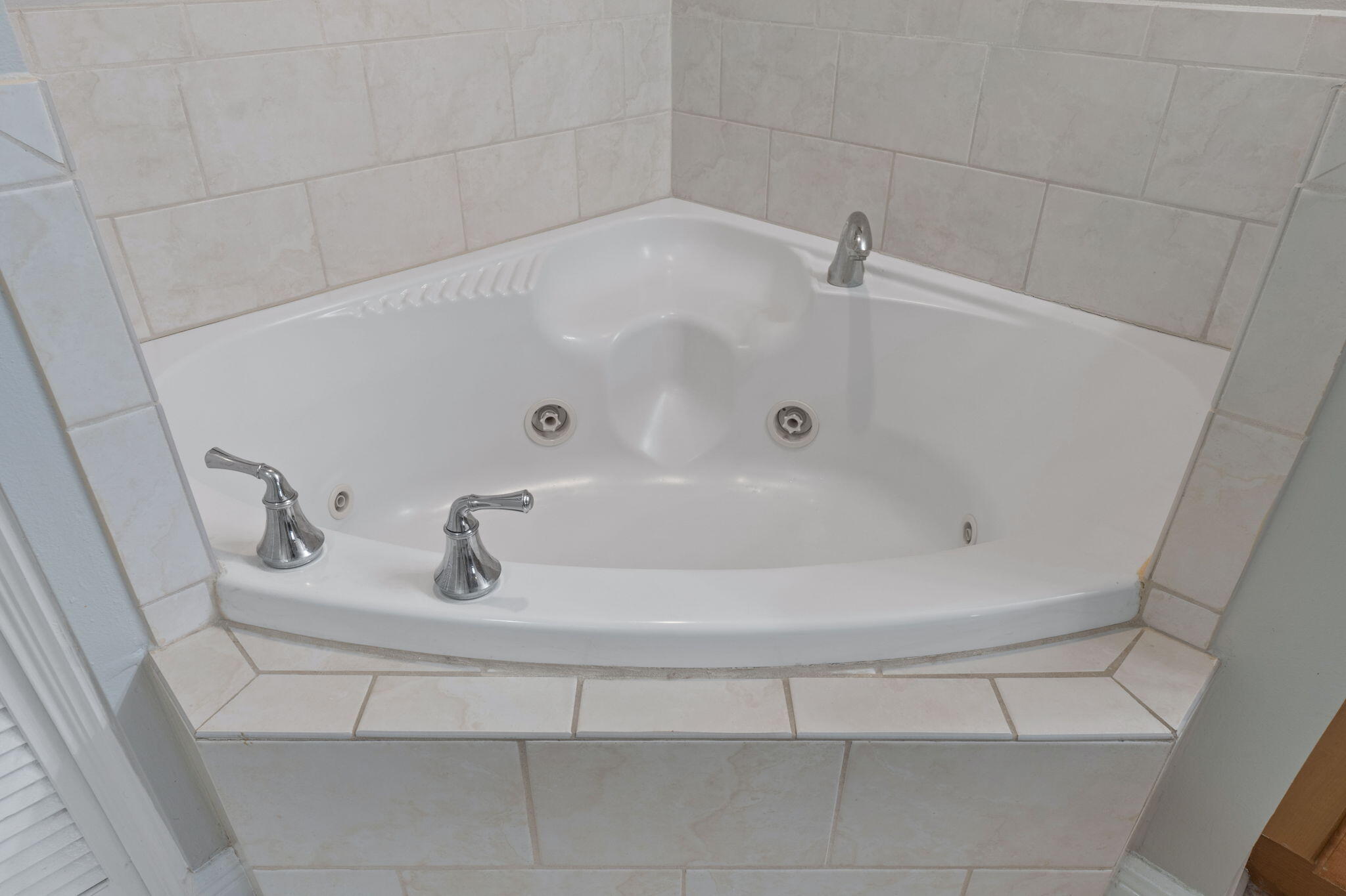 1150 Santa Rosa Boulevard, Unit 113 Fort Walton Beach, FL 32548 - Photo 31 of 71 a white bath tub sitting in a bathroom