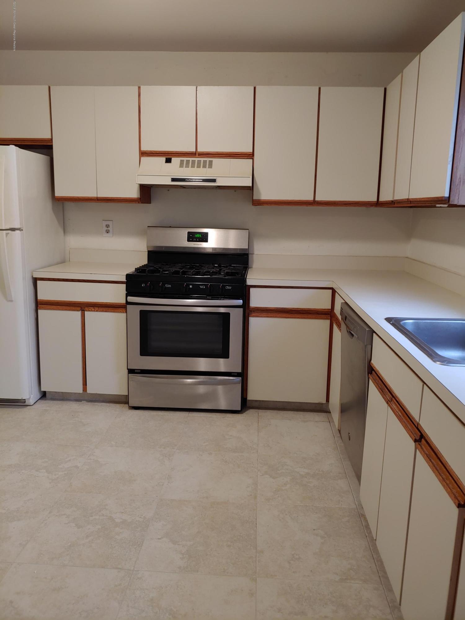 60 County Road, Unit H044 Cliffwood, NJ 07721 - Photo 2 of 19 Kitchen 1 x