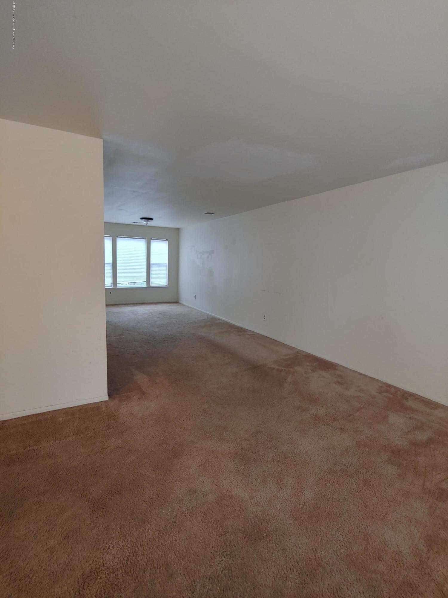 60 County Road, Unit H044 Cliffwood, NJ 07721 - Photo 5 of 19 Living Room x