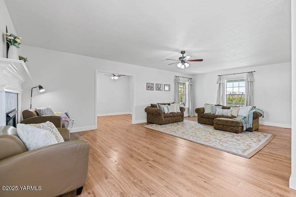 11809 Occidental Road Yakima, WA 98908 - Photo 16 of 60 a living room with furniture