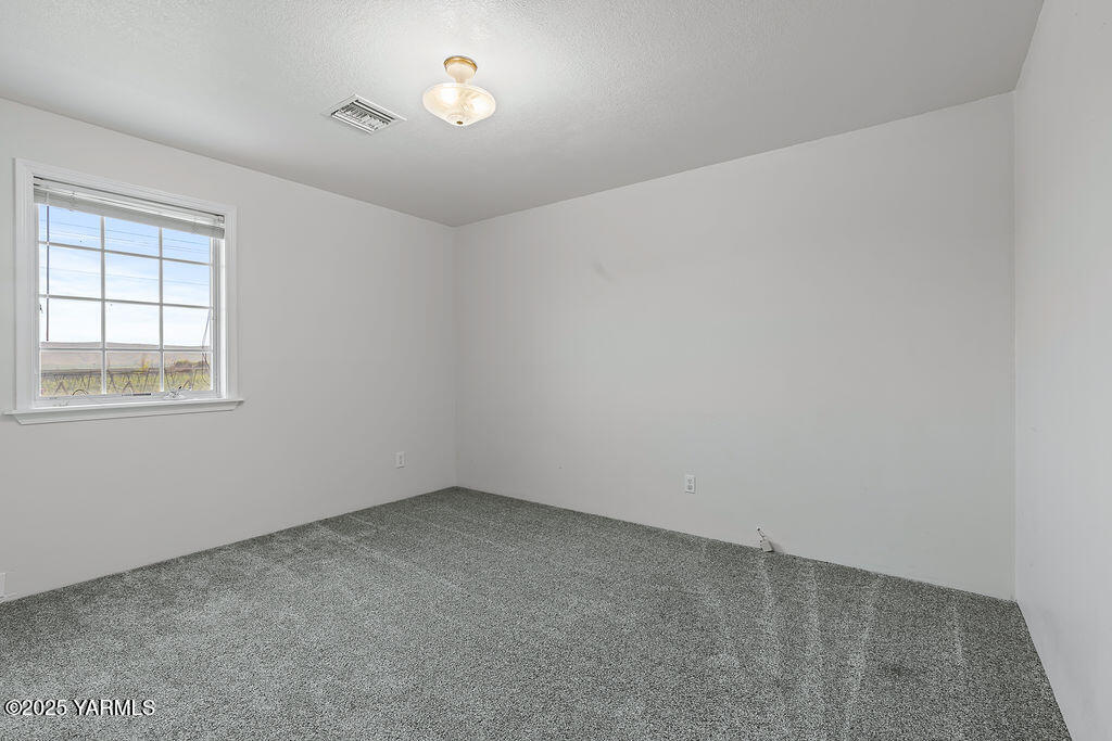11809 Occidental Road Yakima, WA 98908 - Photo 28 of 60 an empty room with a window