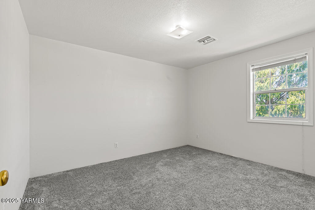 11809 Occidental Road Yakima, WA 98908 - Photo 29 of 60 an empty room with a window