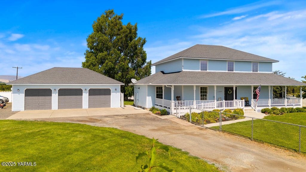 11809 Occidental Road Yakima, WA 98908 - Photo 3 of 60 a front view of a house with a yard