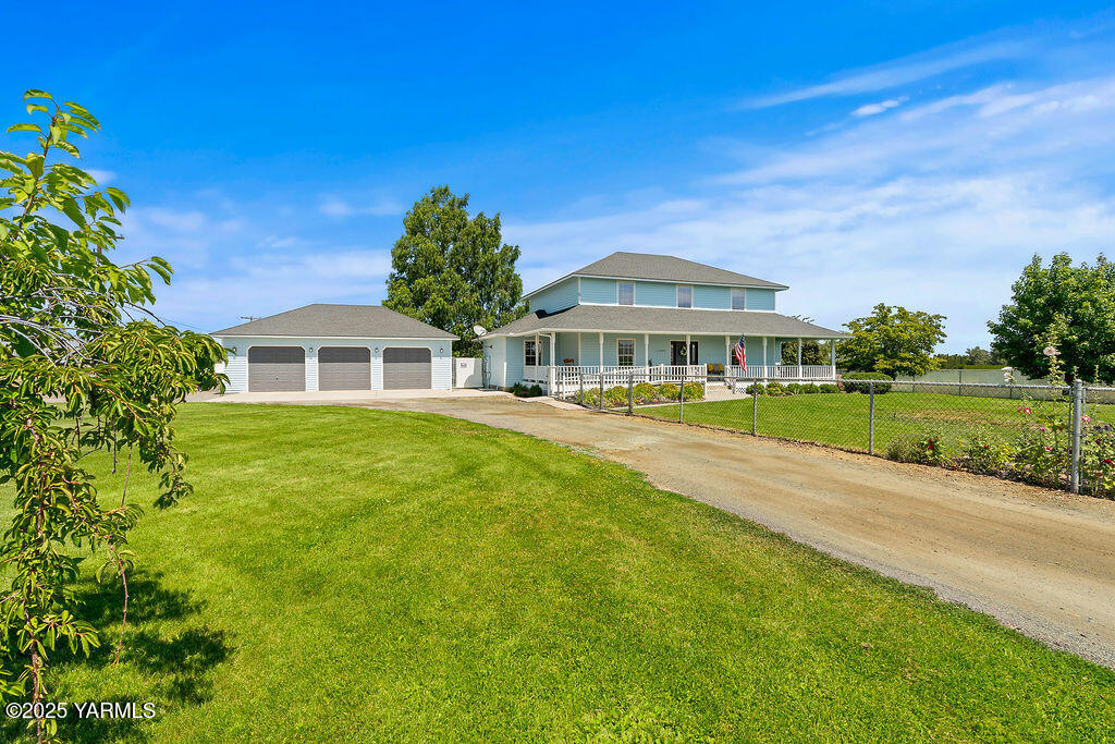 11809 Occidental Road Yakima, WA 98908 - Photo 4 of 60 a front view of a house with a yard