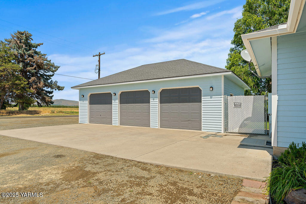 11809 Occidental Road Yakima, WA 98908 - Photo 48 of 60 a front view of a house with a yard and garage