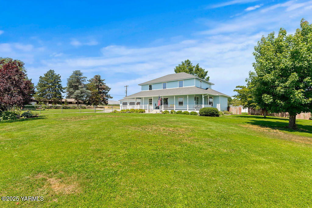 11809 Occidental Road Yakima, WA 98908 - Photo 5 of 60 a front view of a house with a big yard