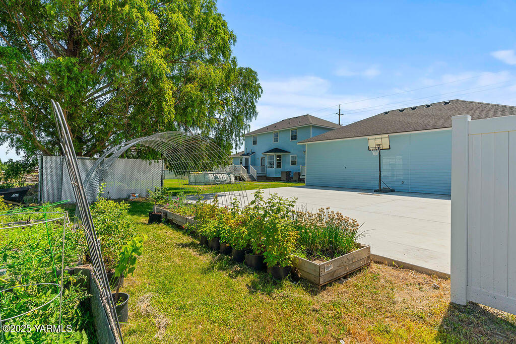 11809 Occidental Road Yakima, WA 98908 - Photo 51 of 60 a front view of a house with garden
