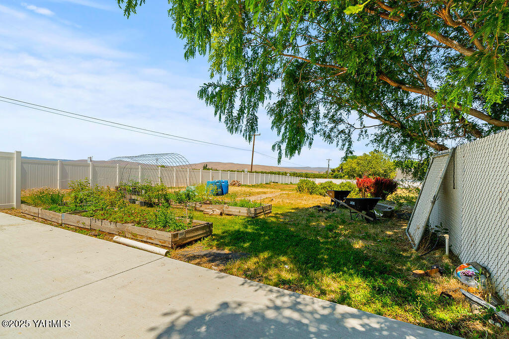 11809 Occidental Road Yakima, WA 98908 - Photo 52 of 60 a view of a garden with an outdoor space