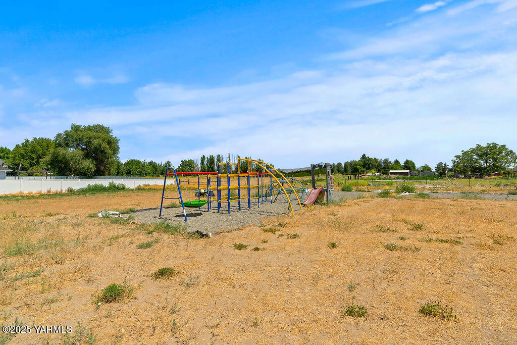 11809 Occidental Road Yakima, WA 98908 - Photo 53 of 60 Play area/ field