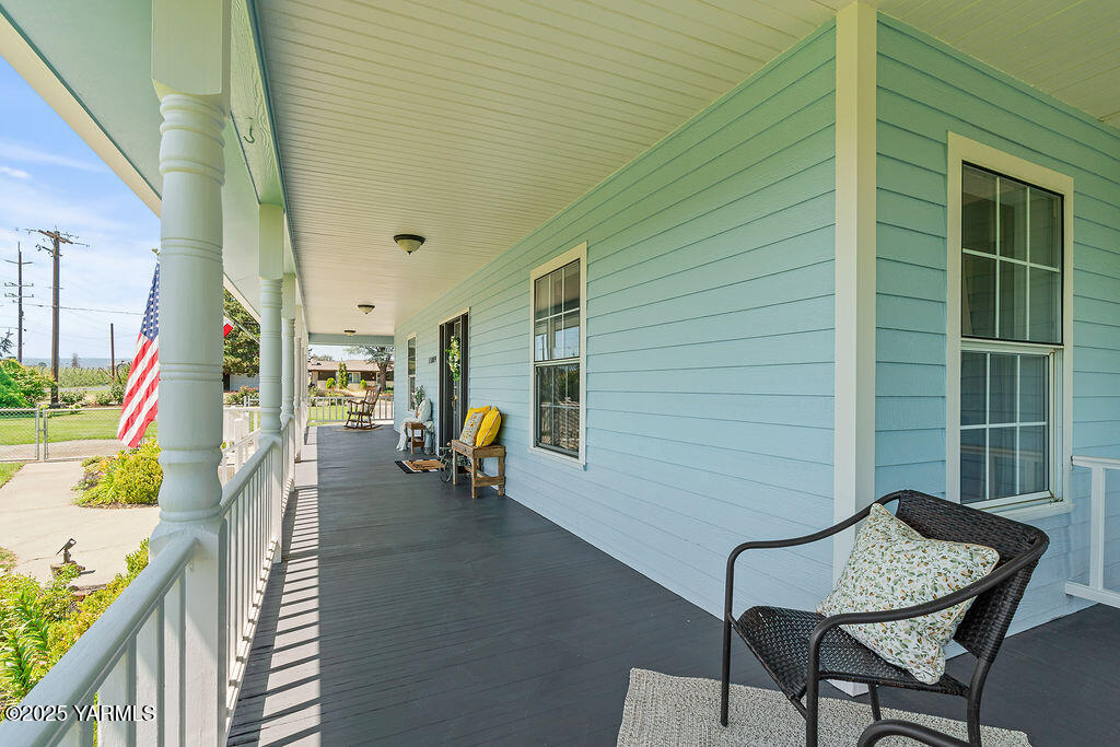 11809 Occidental Road Yakima, WA 98908 - Photo 8 of 60 Porch