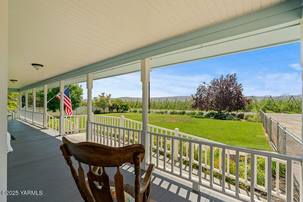 11809 Occidental Road Yakima, WA 98908 - Photo 9 of 60 a view of a two chair in the balcony
